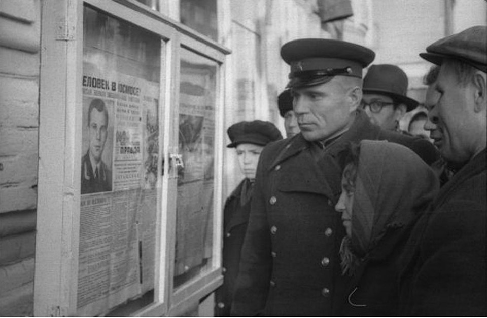 Корреспондент «КП» из Уфы Евгений Соколов нашел этот снимок в архивах своего дедушки Алексея. На нем запечатлен уникальный момент - жители города в далеком 1961 году читают номер «Комсомолки» от 13 апреля, в котором сообщается, что Юрий Гагарин успешно пр