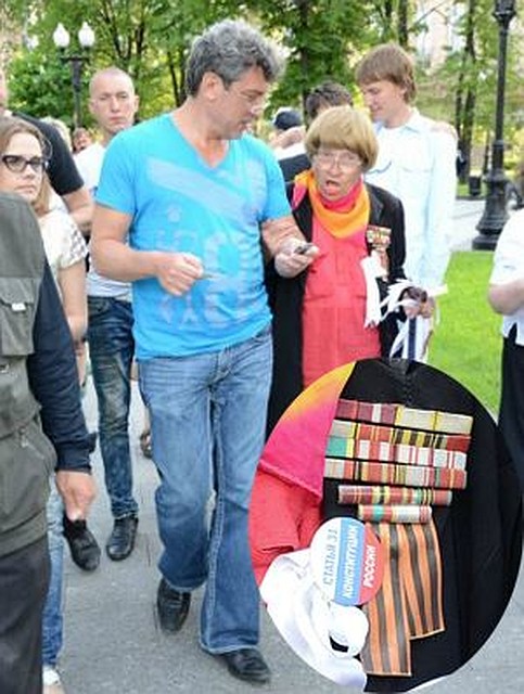 Нина Семеновна поведала Борису Немцову про «заговор дворников». Женщина носит награды, но они ей не принадлежат. Фото: Александр БОЙКО