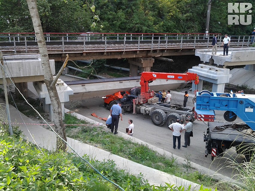 После такого удара у водителя и пассажира не было шансов выжить