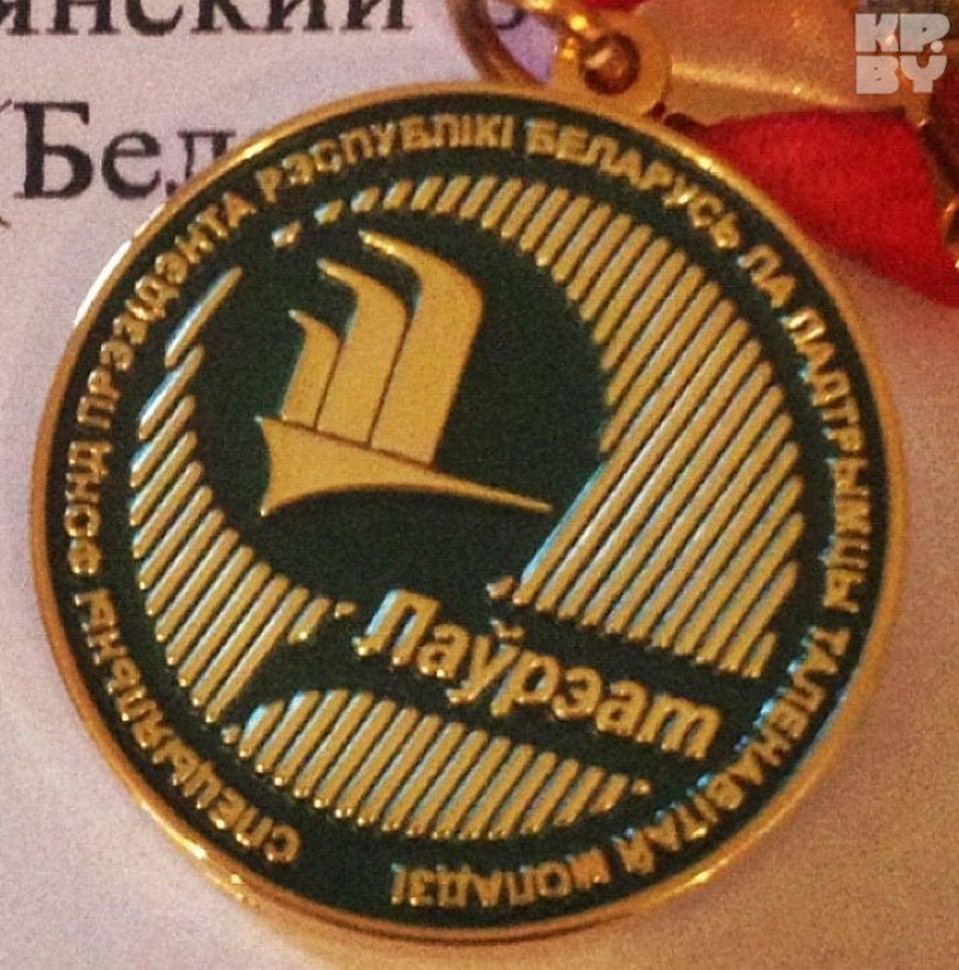 Эту фотографию певица разместила у себя в социальных сетях с подписью: «Это дорогого стоит, когда твой труд оценивают!!!!!»