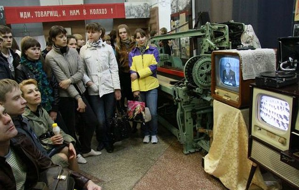 На экспозиции «Назад в СССР» показывали не только старую технику, но и советские передачи. А всего акцию «Ночь в музее» посетили 900 тысяч москвичей.