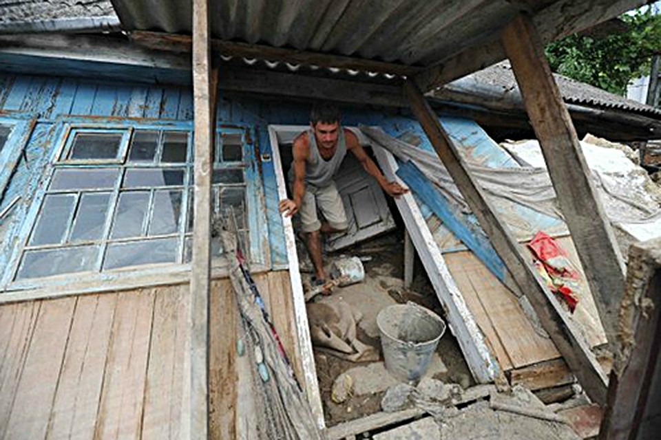 Около 14 000 человек, как обещают власти, получат компенсации по 150 тысяч рублей на каждого члена семьи. Многие пострадавшие все еще ждут переселения в новое жилье Фото: Владимир ВЕЛЕНГУРИН