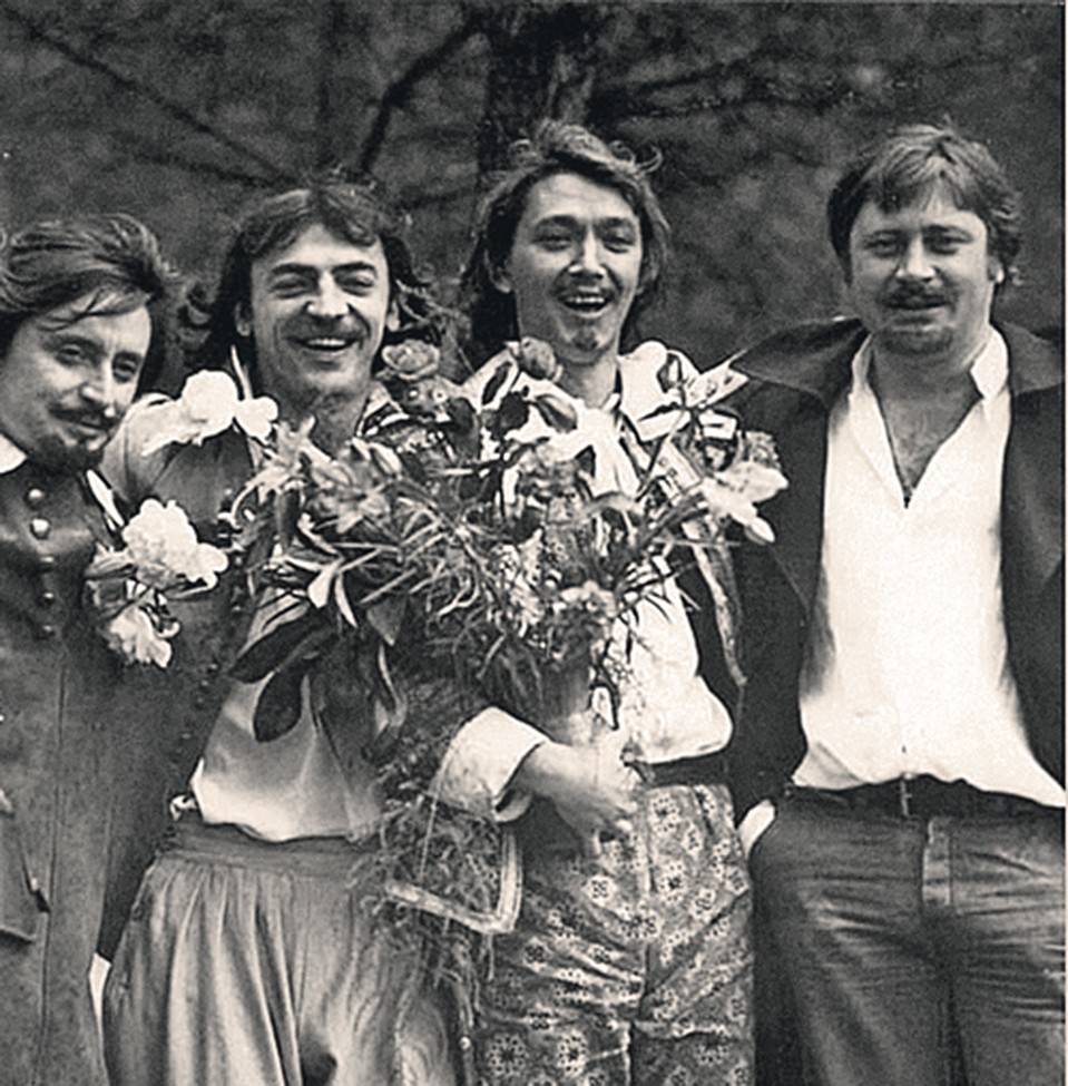 Мы привыкли, что они выглядят так - Атос (Смехов), д'Артаньян (Боярский), Арамис (Старыгин), Портос (Смирнитский)...