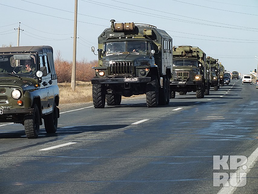 Колонна военных машин едет в поселок