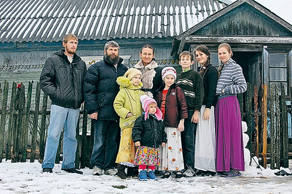 От сурового дальневосточного климата привыкшая к теплу семья Мурачевых бежала в Калужскую область.