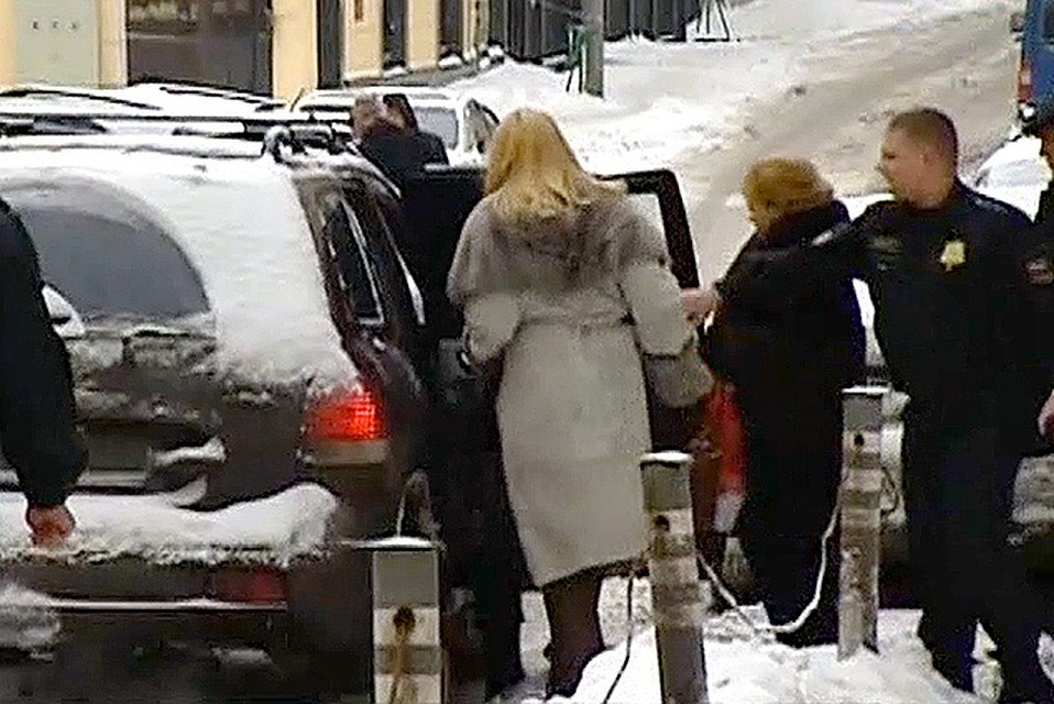 Главная фигурантка скандала в Министерстве обороны покидает здание суда.