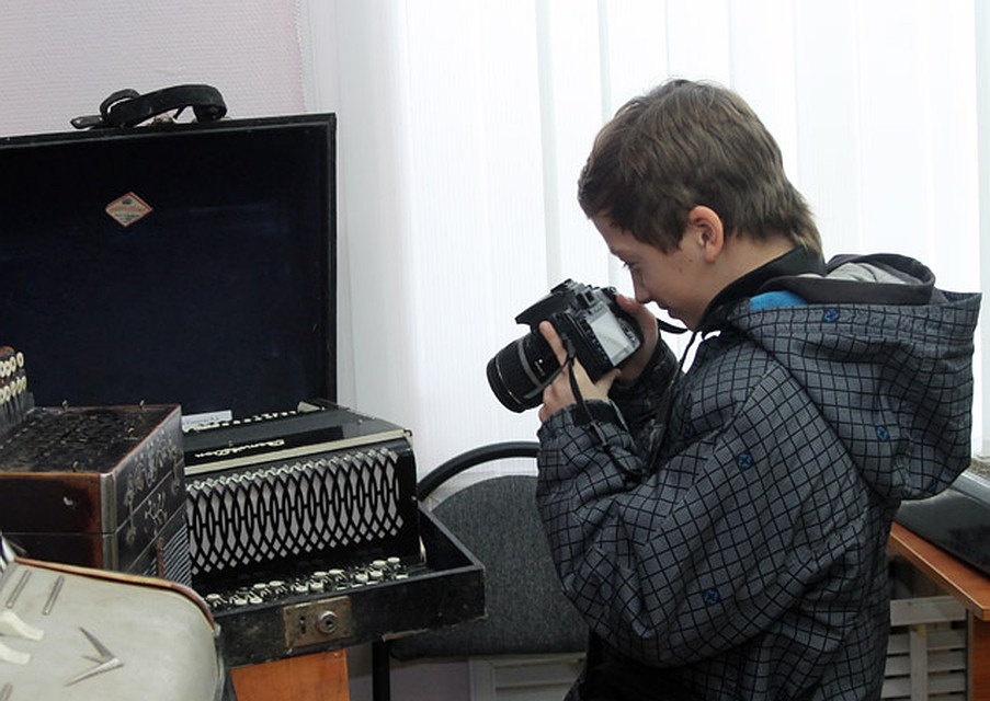 Первые гости музея фотографировали экспонаты, чтобы похвастаться перед друзьями и знакомыми.