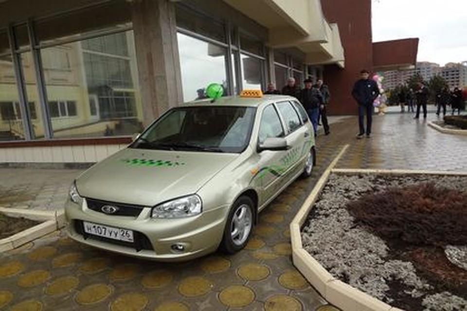 Первый автомобиль уходит на маршрут.