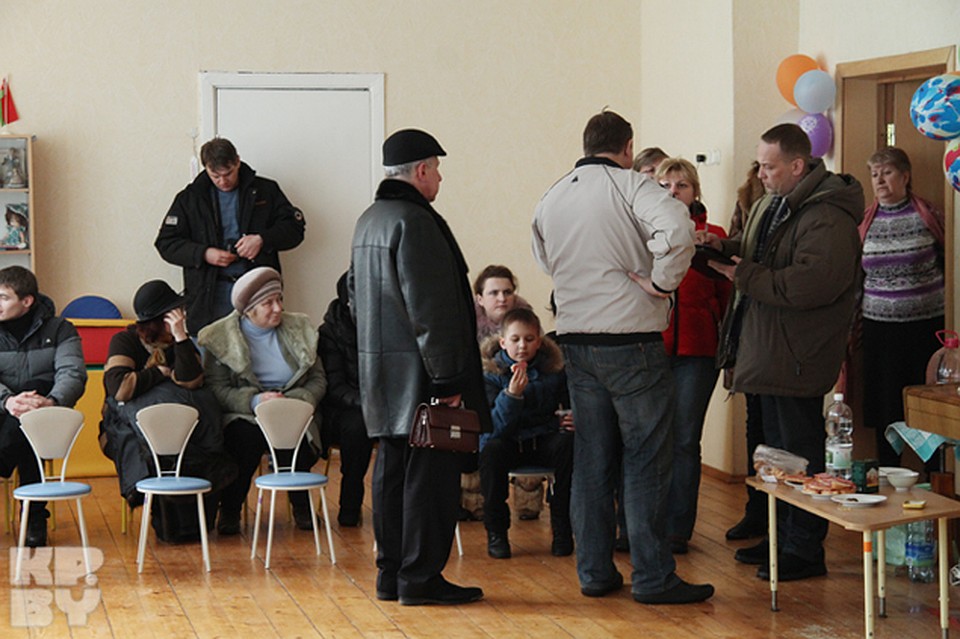 В детском саду проходит собрание начальника ЖРЭО с пострадавшими от взрыва в многоэтажке Фото: Сергей ГАПОН