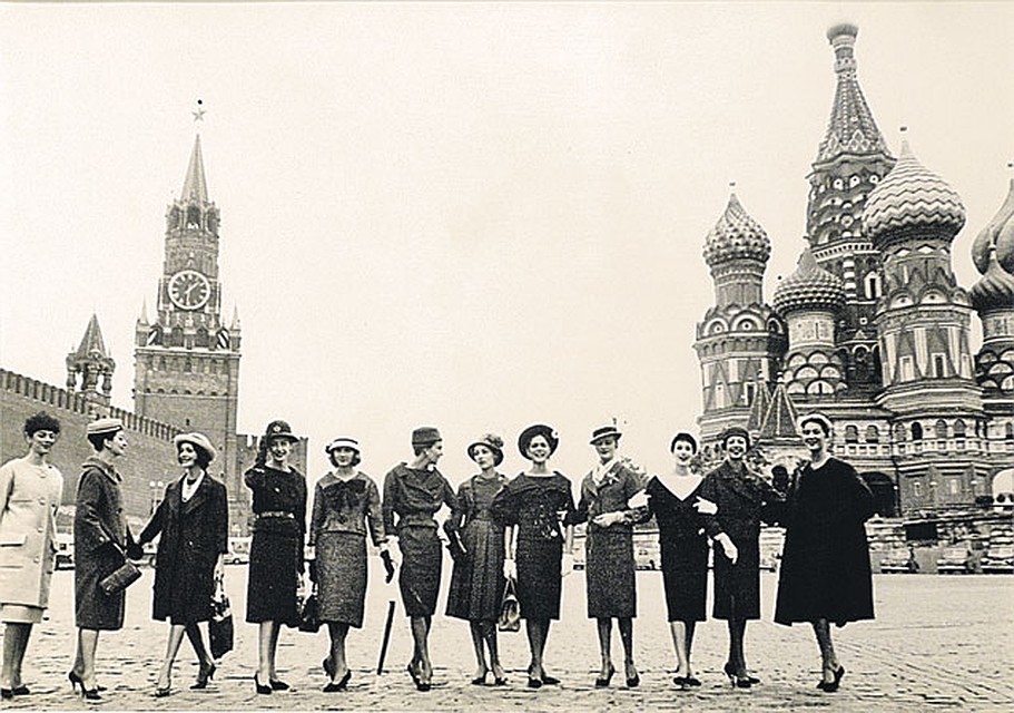 А в 1959-м выход нарядных девушек к Кремлю был равносилен прибытию инопланетян. Фото: ТАСС