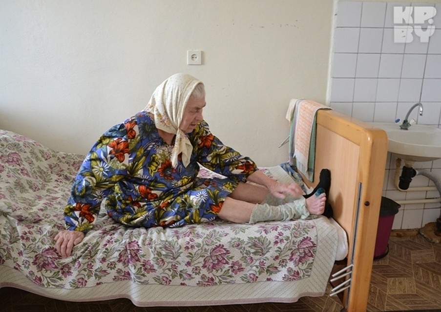 Бабушка мучается от боли в пальце, но вылечить его уже невозможно