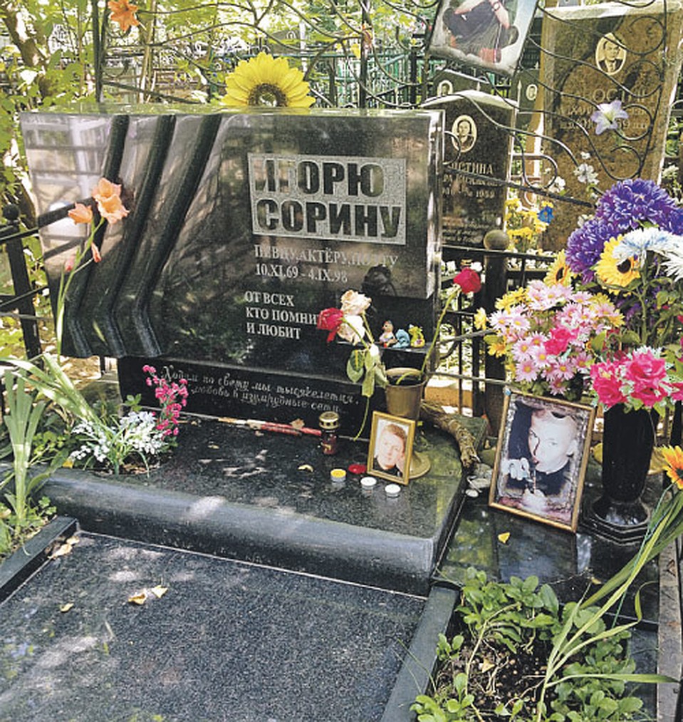 После недавних дождей камень на могиле Игоря Сорина просел, но Кирилл и Андрей отказались помочь матери друга в реставрации.