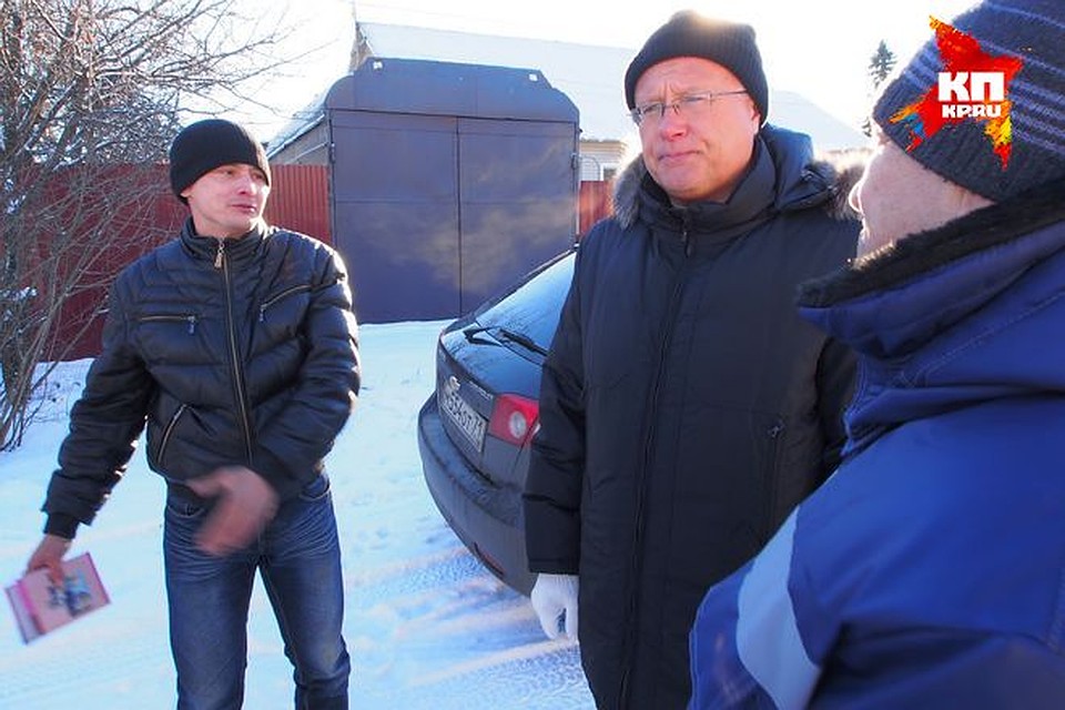 А вот и ходоки к Лебедеву. Парень приехал аж из Саратовской области с фотоальбомчиком своих работ - у него строительная фирма, просил помощи Фото: Алексей ФОКИН