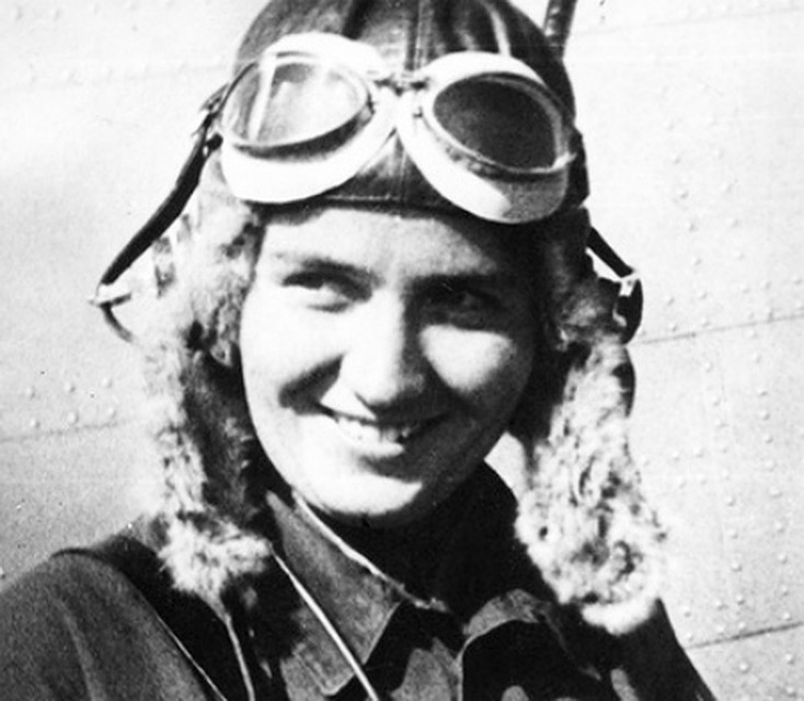 Марина Раскова лично обратилась в ЦК ВКП(б) с просьбой разрешить ей сформировать женский авиационный полк