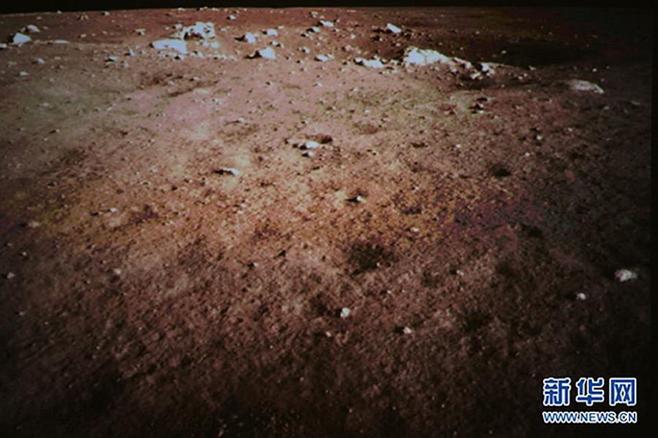 Китайцы сфотографировали поверхность Луны и без "зайца" - она коричневая.