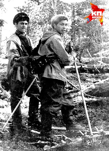 Это фото Владимира Аскинадзи сделано во время поисков в начале мая 1959 года. Он на переднем плане, за его спиной болтается глухарь, которого час назад подстрелили.
