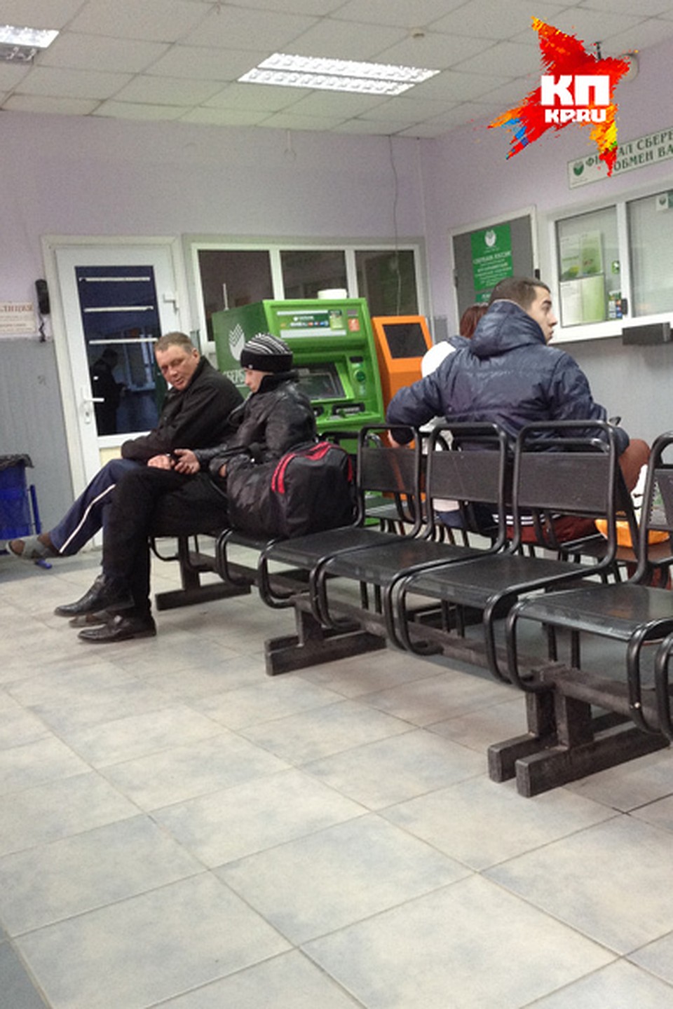 В зале у билетных касс тоже мало народу Фото: Ольга СУХОВА