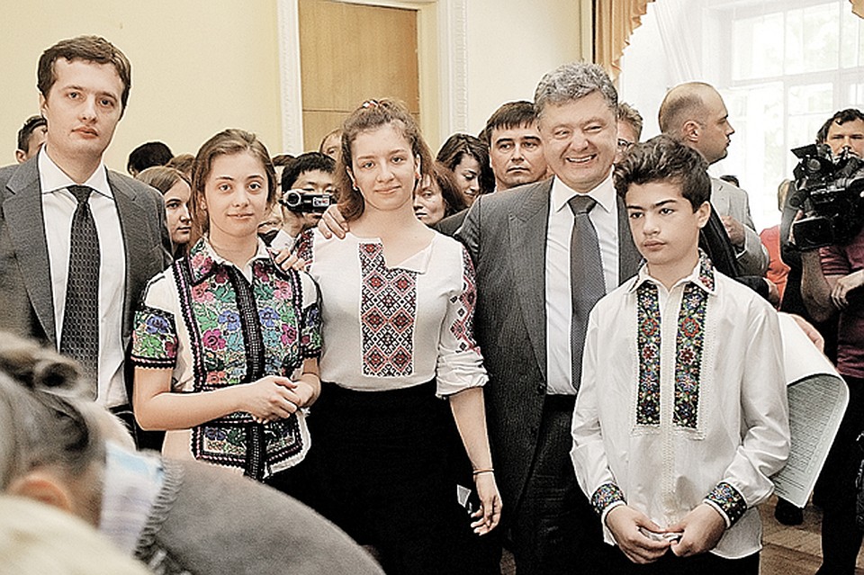 У Петра Порошенко четверо детей: две дочки - двойняшки Александра и Евгения и два сына - Алексей и Михаил. Причем старший, Алексей, уже пошел по стопам отца в политику - он депутат Винницкого облсовета.