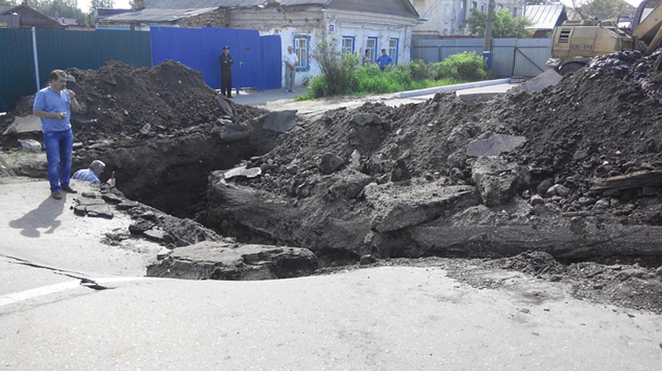 Провал дороги в Арзамасе.