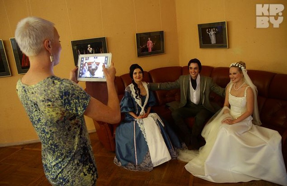 Валентина Бейтбург, жена композитора, все фиксировала фотографиями на свой планшет. Фото: Павел МАРТИНЧИК