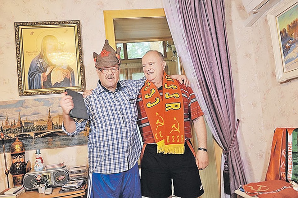 ...а на прощание сфотографировались: хозяин дачи с шарфом «СССР», а журналист «Комсомолки» - в буденовке. Фото: Владимир ВЕЛЕНГУРИН