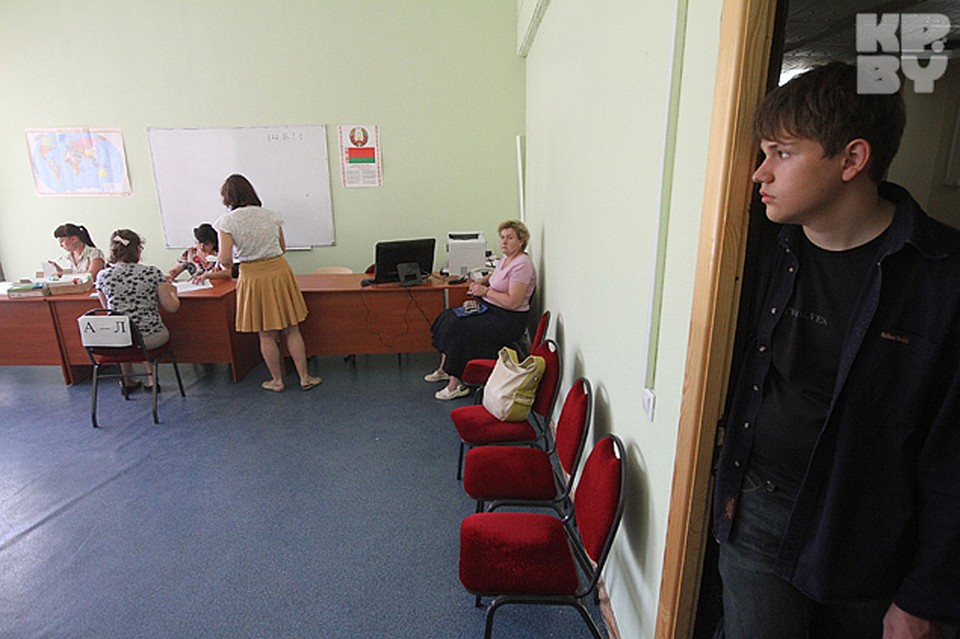 На то чтобы забрать сертификаты и подать документы на бюджет у поступающих есть только пять дней. Фото: Павел МАРТИНЧИК