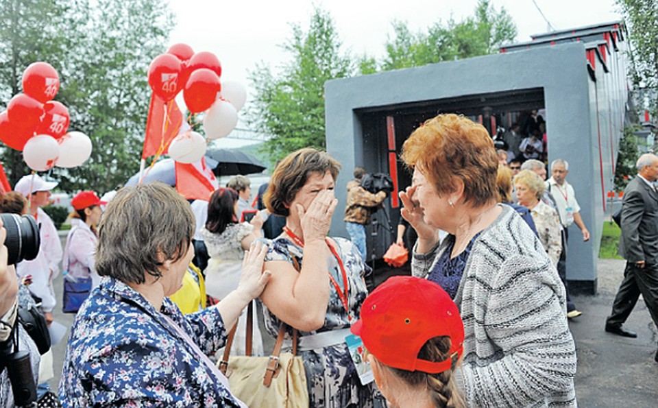 Слезы и улыбки встречи. Фото: Евгения ГУСЕВА
