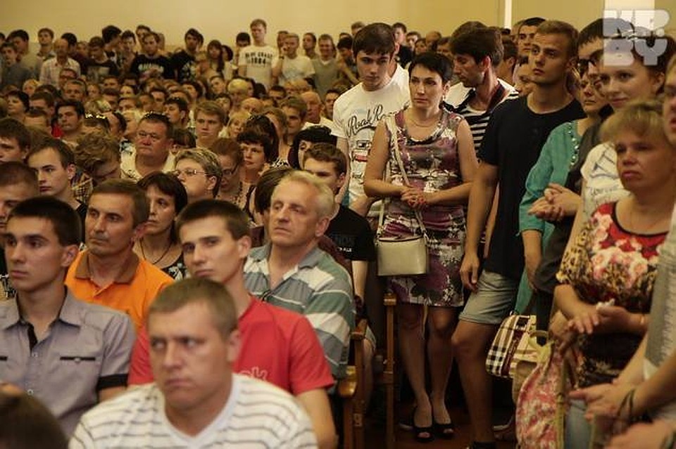 В актовом зале было не протолкнуться. Шутка ли: зачисляли тысячу абитуриентов! Фото: Виктор ГИЛИЦКИЙ