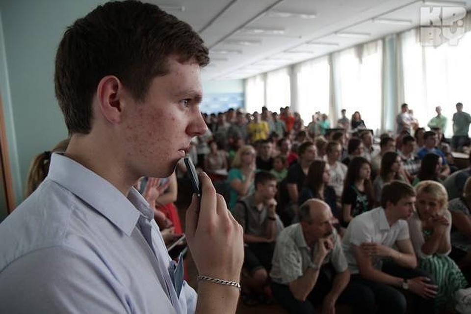Абитуриенты активно обсуждали поступление: у кого сколько баллов и куда поступают одноклассники. Фото: Виктор ГИЛИЦКИЙ