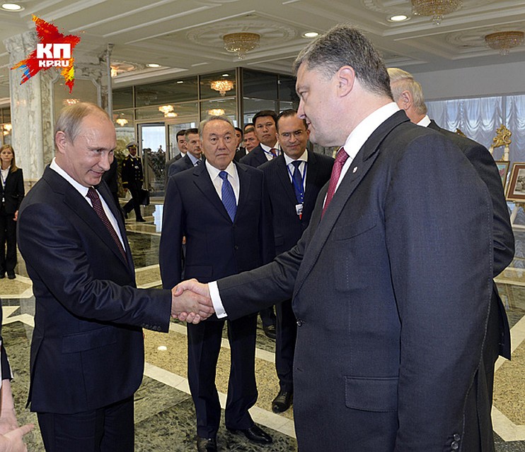 Президенты России Владимир Путин и Украины Петр Порошенко начали встречу в Белоруссии с приветственных рукопожатий Фото: REUTERS