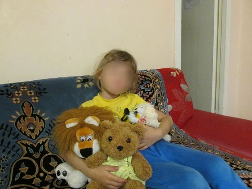 6-летняя Юля* с радостью фотографируется с игрушками. В этом году она должна была пойти в школу, но у её матери остается страх за малютку: жестокий отец Фото: Ирина БУРЦЕВА