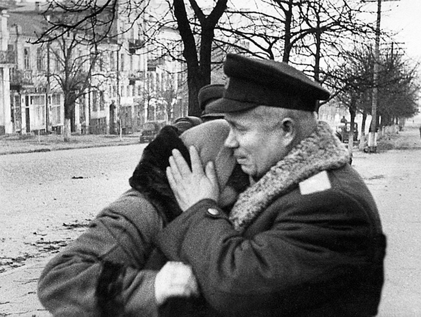 Н.С.Хрущев (в военной форме) в Киеве. 7 ноября 1943 г. Фото: из коллекции С.Н.Хрущева, из архива «Комсомольской правды».