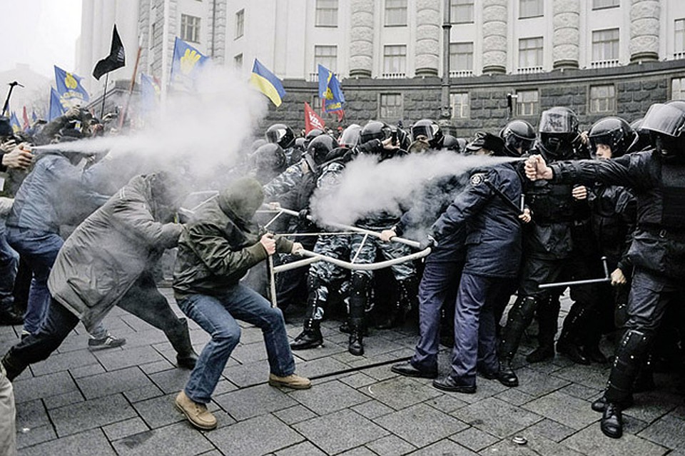 При разгоне Евромайдана пострадали десятки человек. Фото: REUTERS