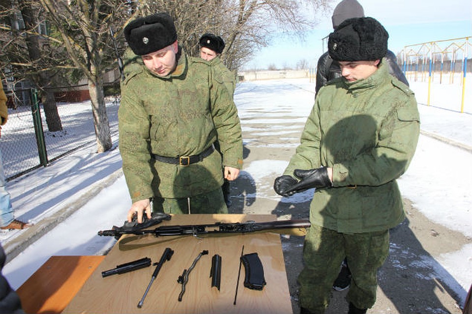 Профессионалы собирают автомат Калашникова за 15 секунд. Фото: Анастасия КУРДЮКОВА
