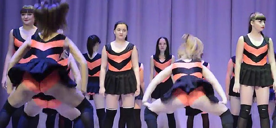 .. и показывают свое жало! Фото: YouTube