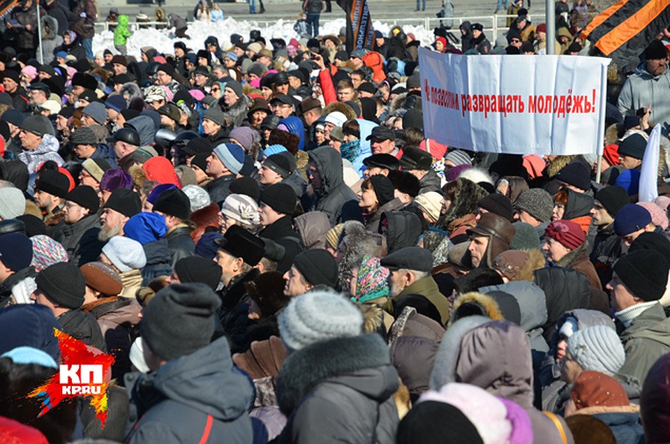 Молитвенное стояние против «Тангейзера»: у оперного театра собралось несколько тысяч человек. Фото: Влад КОМЯКОВ