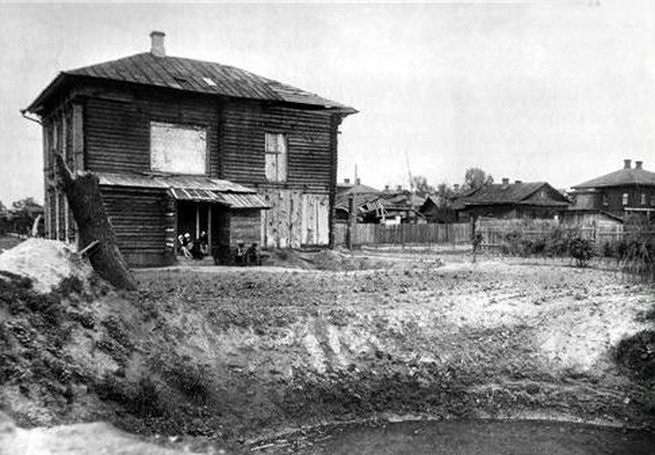 Воронка от авиабомбы на улице Нагорной. 6 ноября 1941 года. Фото: с сайта fotoyar.ru