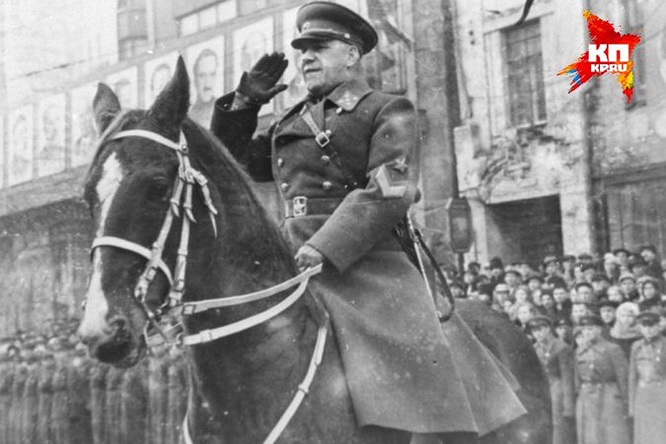 В 1951-м году в Свердловске Георгий Жуков принимал первомайский парад на коне по кличке Мальчик. Этот норовистый жеребец ухитрился сбросить с себя бывшего маршала на глазах у тысяч уральцев. Однако Жуков не растерялся и тут же вернулся в седло.