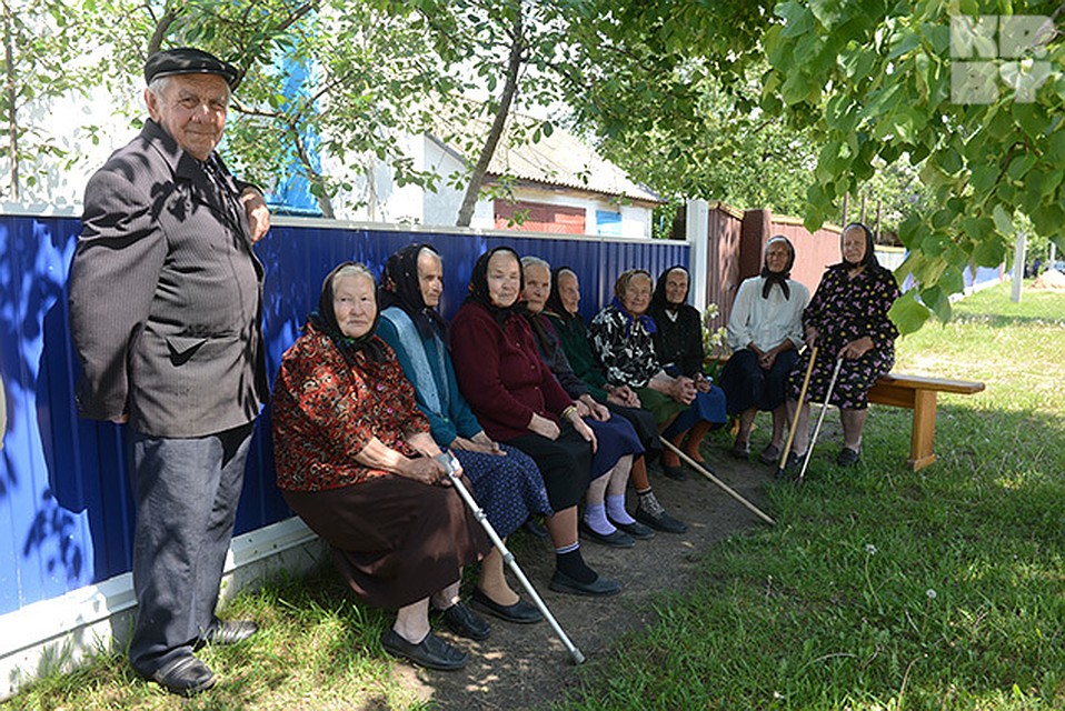 Традиция всей деревней провожать покойника в Мотоле осталась. Фото: Виктор ДРАЧЕВ