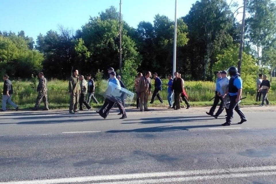 Из Добруша рабочих сопровождал наряд милиции. Фото:gomel.today.