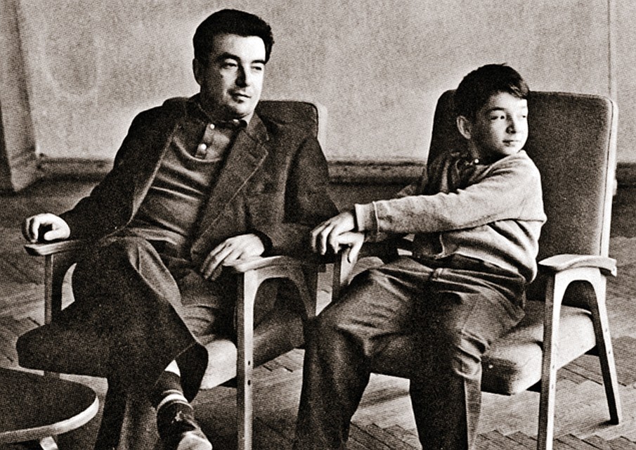 Евгений Максимович с сыном Сашей. 1960-е годы. Фото: личный архив Е. Примакова.