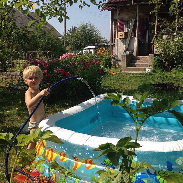 Уехать из душного города на дачу - разумно. Фото: Света Савранская