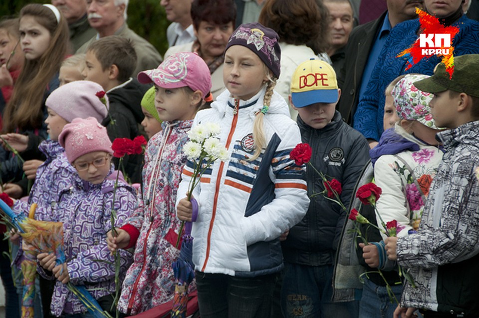 Тогда, в 2000 году этих ребят еще не было на свете. Но сегодня они вместе со всеми пришли возложить цветы к памятникам погибшим морякам. Фото: Екатерина КОНОТОП
