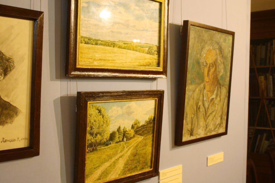 Пушкин в полный рост и незнакомка в капоре: музей поэта показал дары