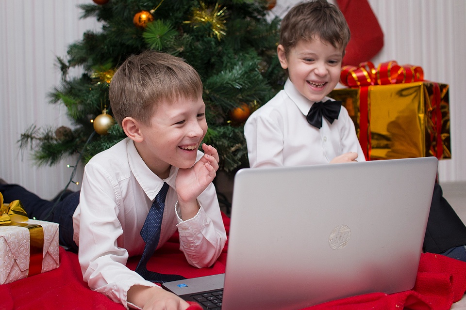 Новый год онлайн: елка в телевизоре, электронная почта Деда Мороза и видео от Снегурочки