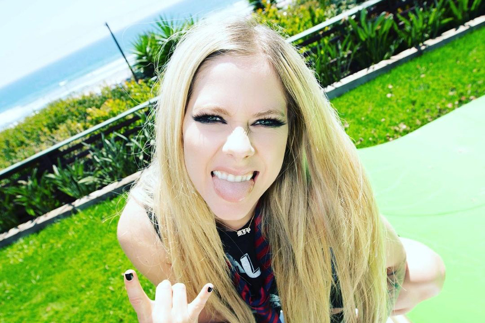 «Sk8er Boi»: Аврил Лавин ворвалась в TikTok со старым хитом и скейтером Тони Хоуком