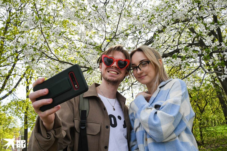 В парках Москвы цветет сакура, скоро распустятся яблони и сирень