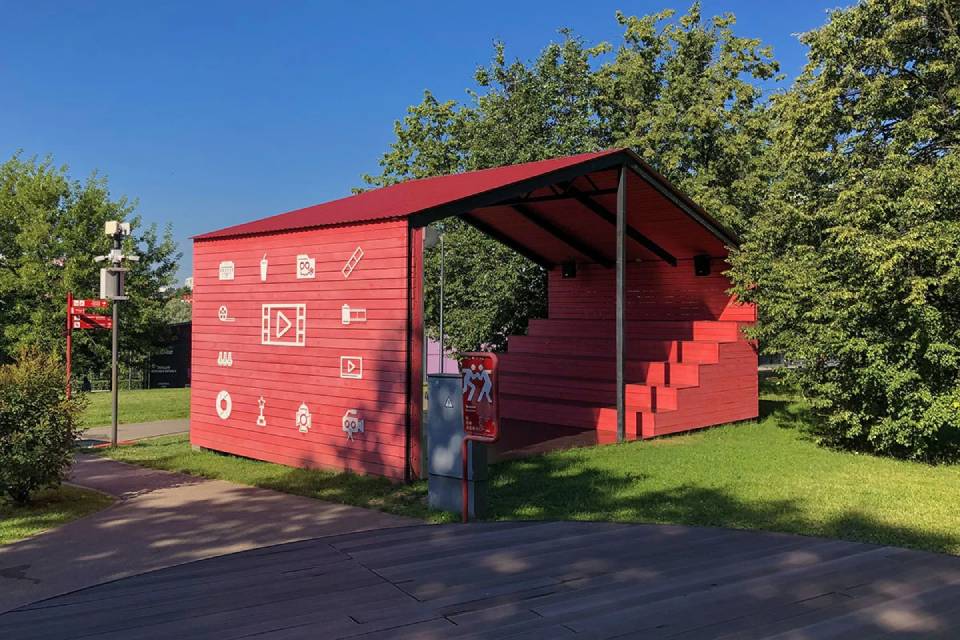 Летний кинотеатр в парке Олимпийской деревни
