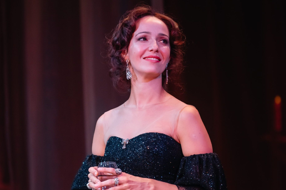 Рецензия на спектакль «Дама с камелиями» (2024) в Театре на Трубной: история огромной любви, жертвы и искупления