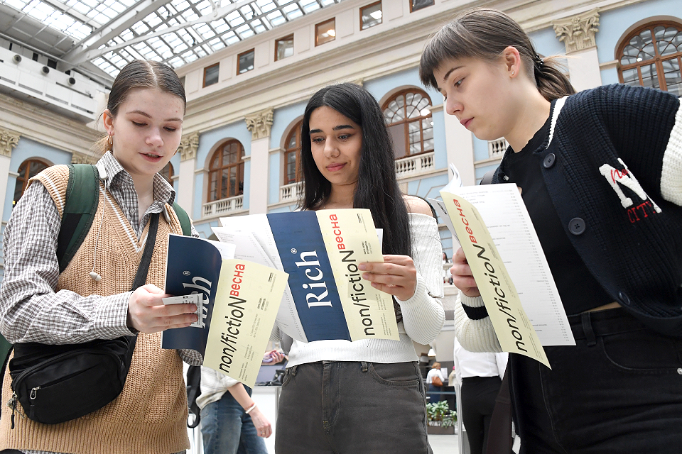 Путеводитель по ярмарке non/fiction в Гостином дворе: цунами, шаманы, Незнайка и Волкодав